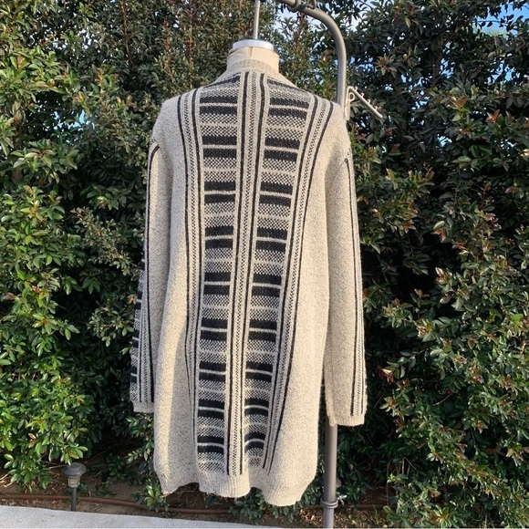 Mia Maddison Long Cardigan - Picture 2 of 13